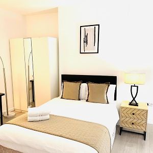 Deluxe Double Room Shower